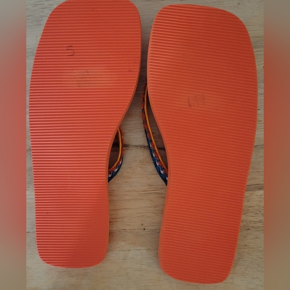 Sanuk size 5 flipflops Orange - Picture 3 of 3